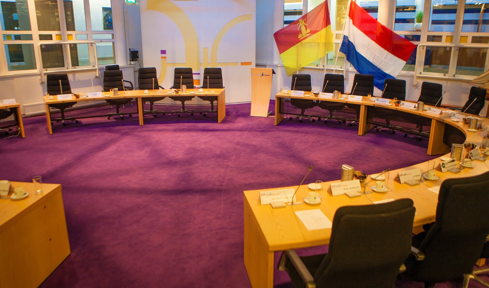 De Huizer en Nederlandse vlag sieren vanaf vandaag de raadszaal.