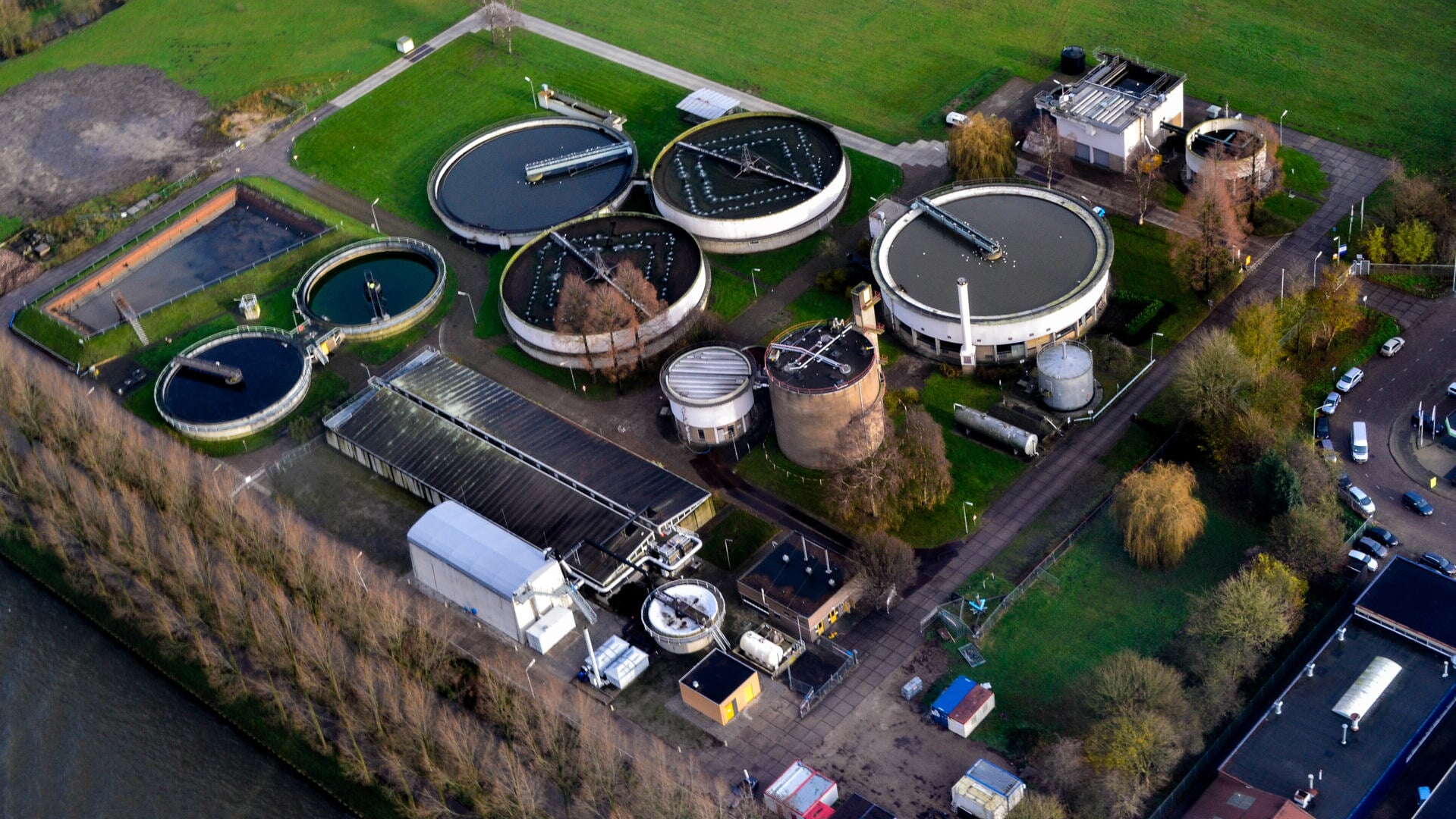 Waternet is onder andere verantwoordelijk voor de rioolwaterzuiveringsinstallatie (RWZI) in Weesp.