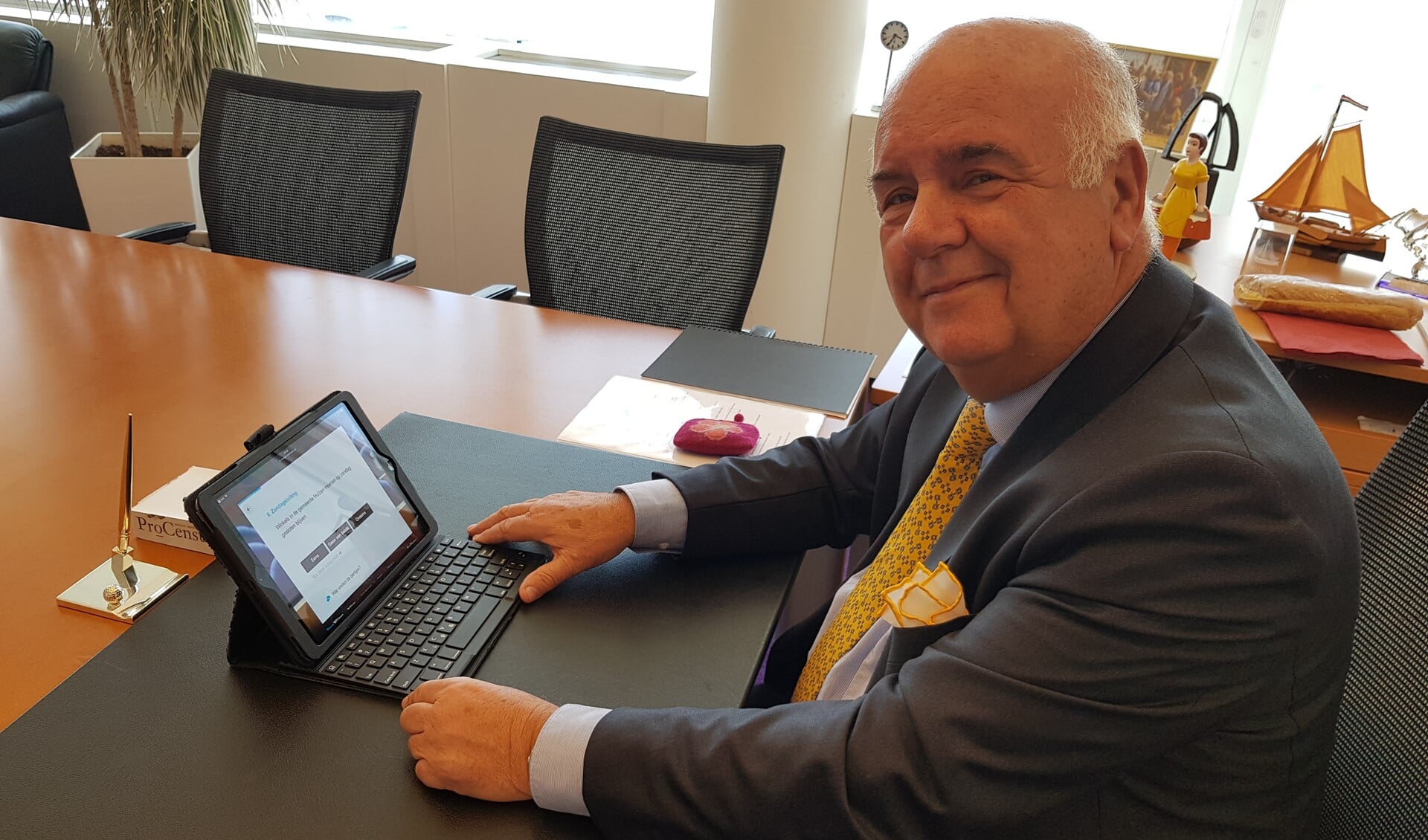 Burgemeester Fons Hertog test de StemWijzer uit op zijn iPad.