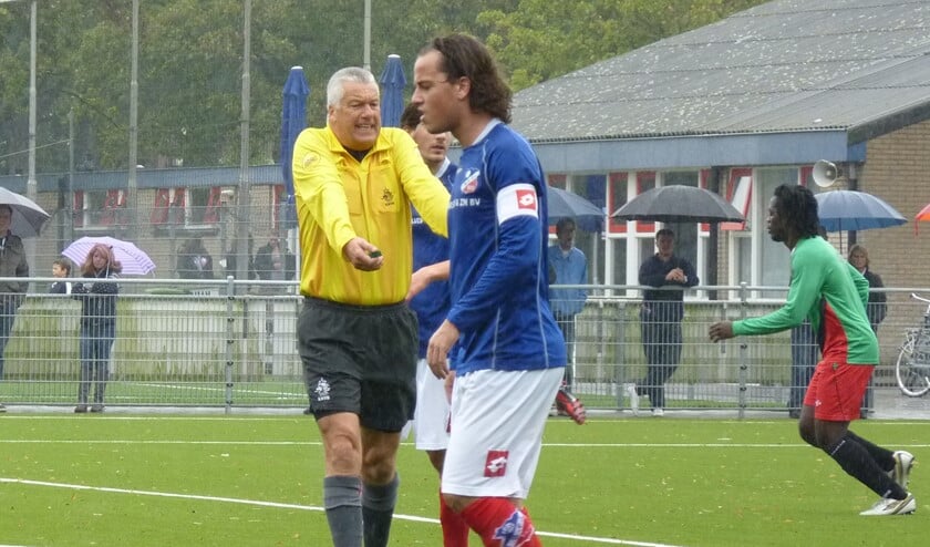 Scheidsrechter Luinge in actie bij BFC in Bussum.