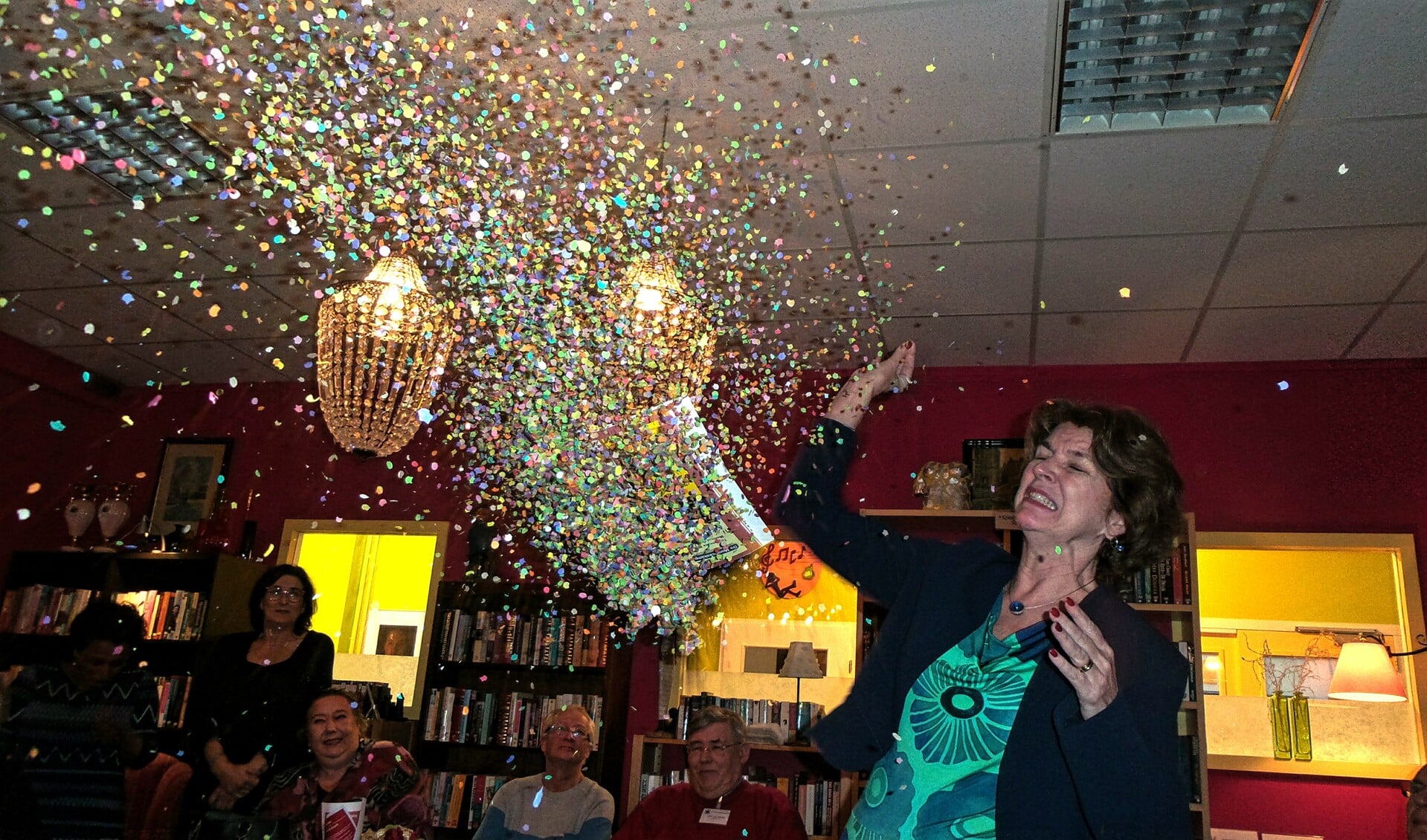 Wethouder Janny Bakker moest een ballon met confetti en een tijdschrift doorprikken.