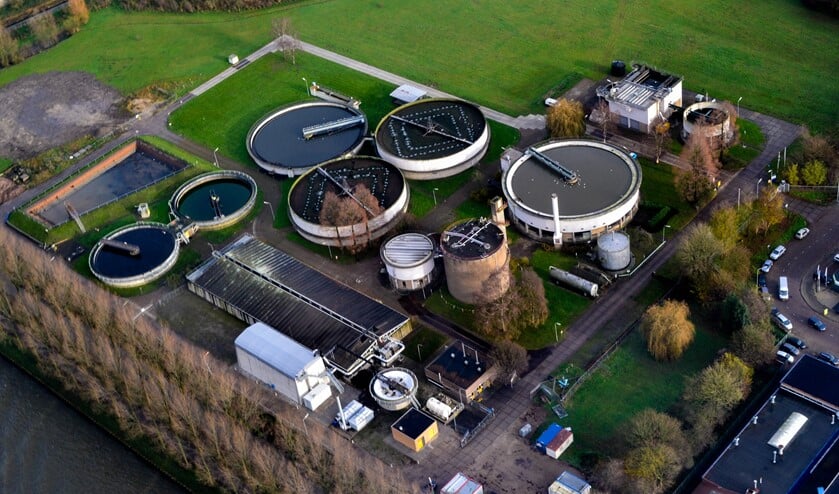 <p>De nieuwe rwzi neemt minder ruimte in dan de oude, die hier op de foto te zien is.</p>