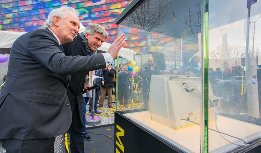 Wethouder Wimar Jaeger samen met burgemeester Broertjes bij de opening van de Media Mile voor Beeld en Geluid