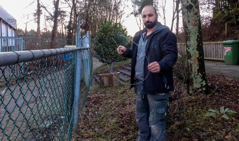 Ramazan Uysal laat zien dat de hekken stuk zijn. Het is een van de vele problemen waar de club mee kampt.