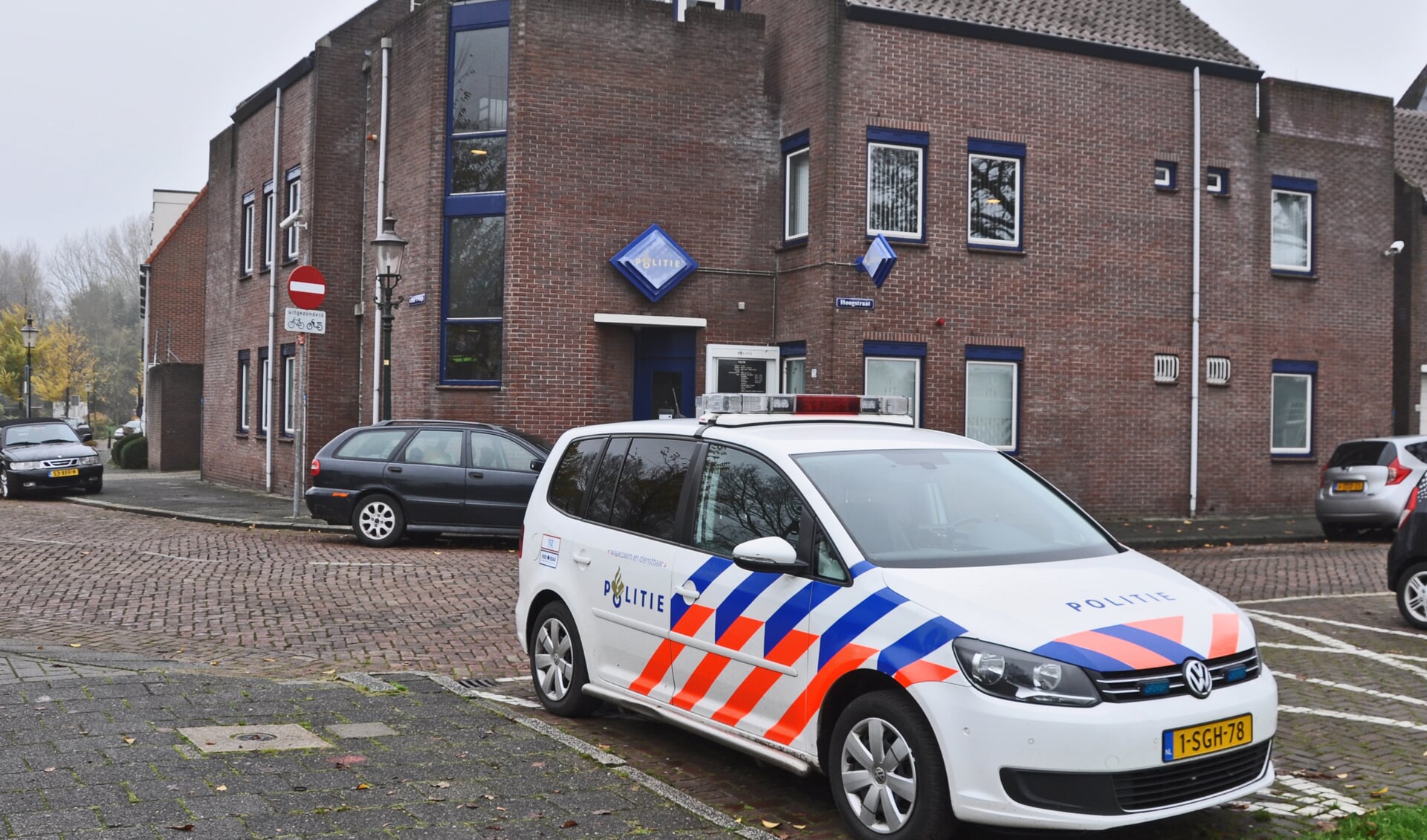 De politie vertrekt op termijn van de Hoogstraat en gaat ergens anders in Weesp een steunpunt betrekken. 