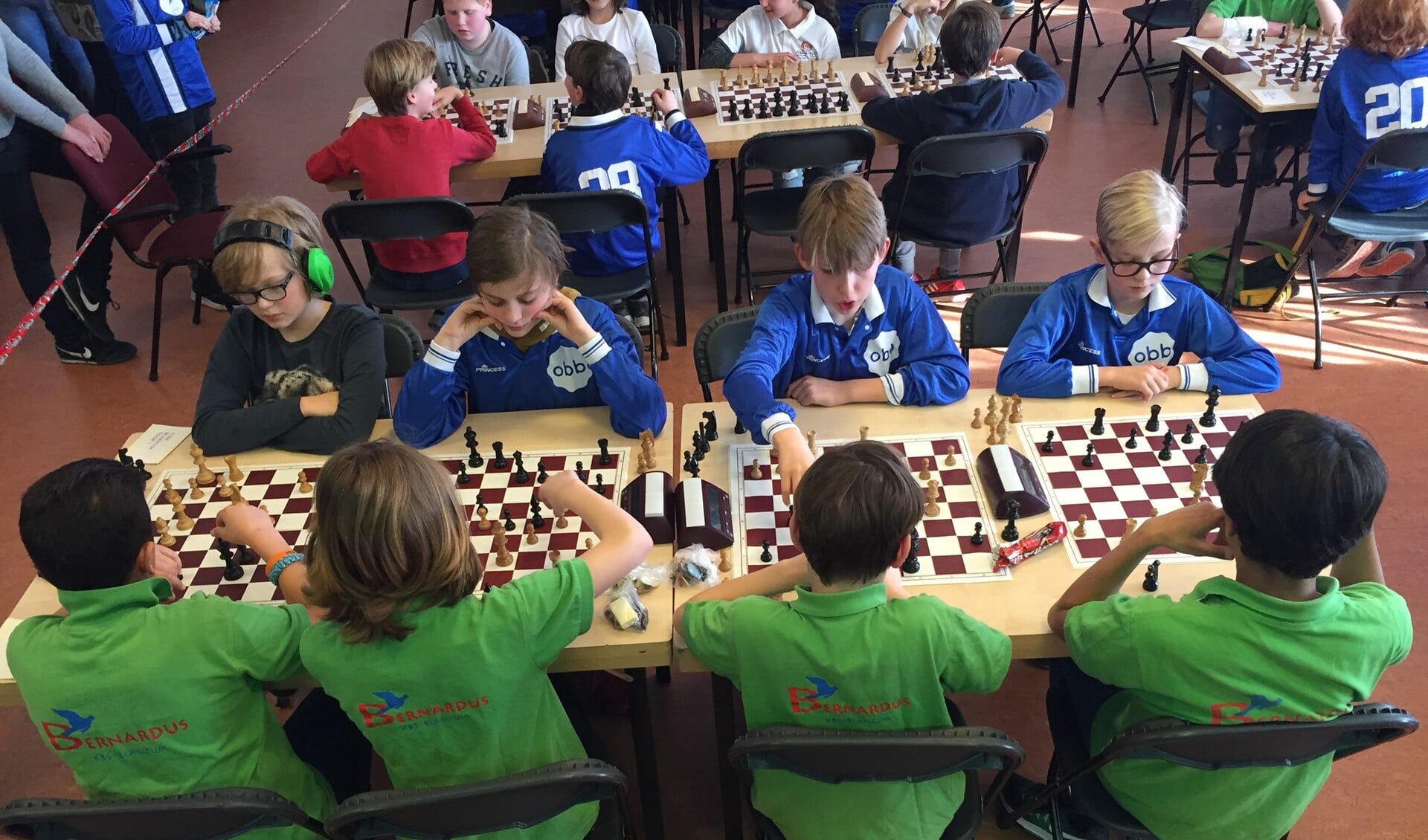 De kampioenen (OBB 1) in blauw in actie tegen de nummer 3 (Bernardus 1) in groen. 