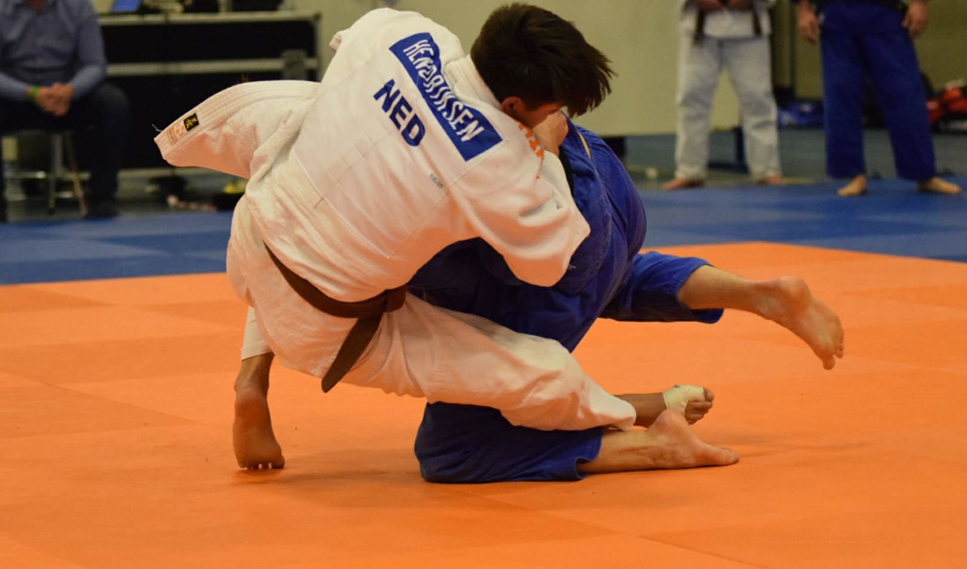 Hendriksen won zijn eerste twee wedstrijden met goed judo. 