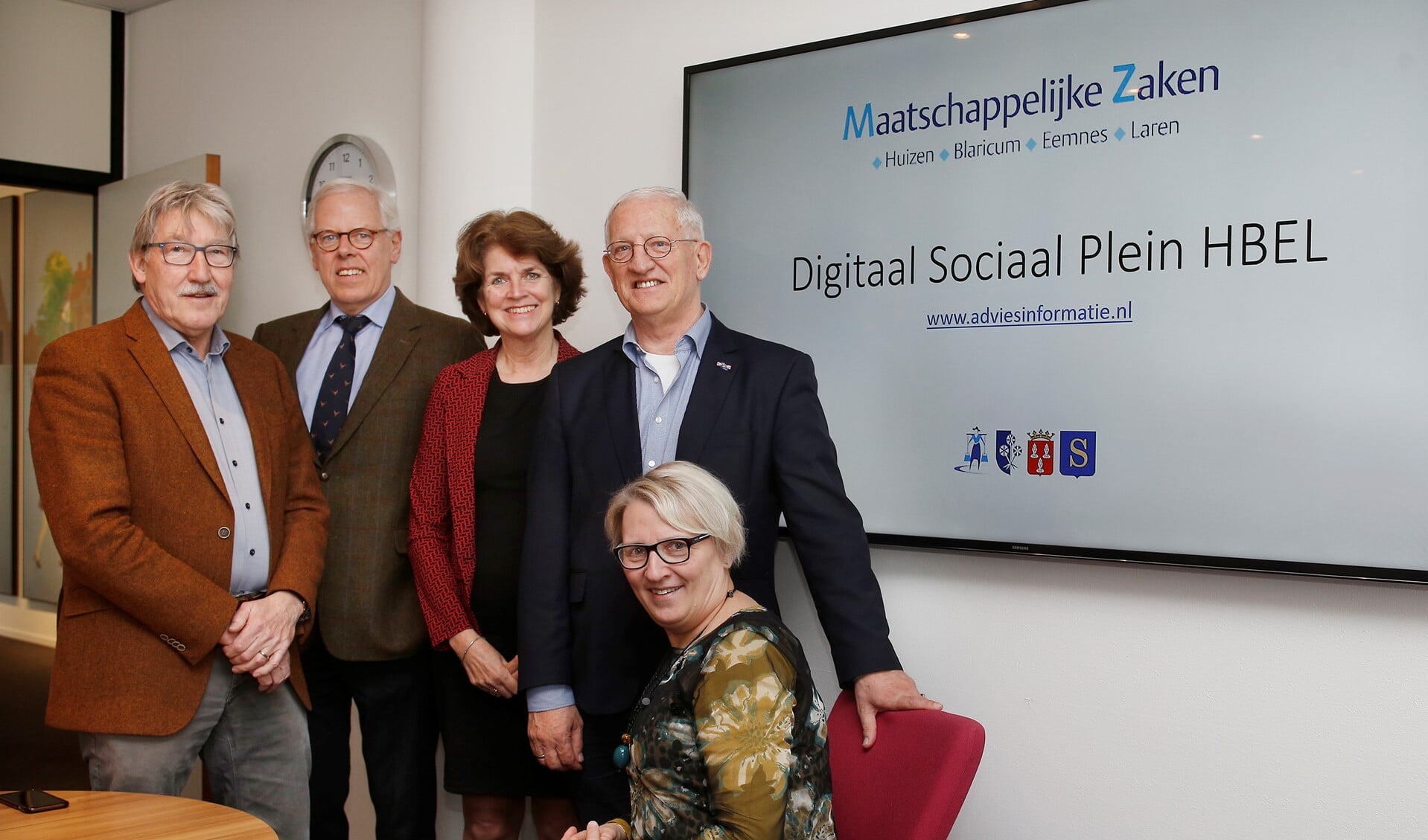 Wethouders Ben Lüken, Leen van der Pols, Janny Bakker, Jan den Dunnen en Marianne Verhage tijdens de presentatie van het vernieuwde Digitaal Sociaal Plein HBEL.