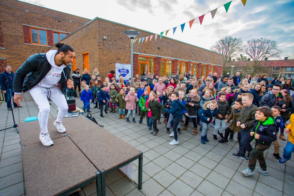 Juvat, hier bij de Da Costaschool in Hilversum, komt de gezamenlijke warming-up doen!