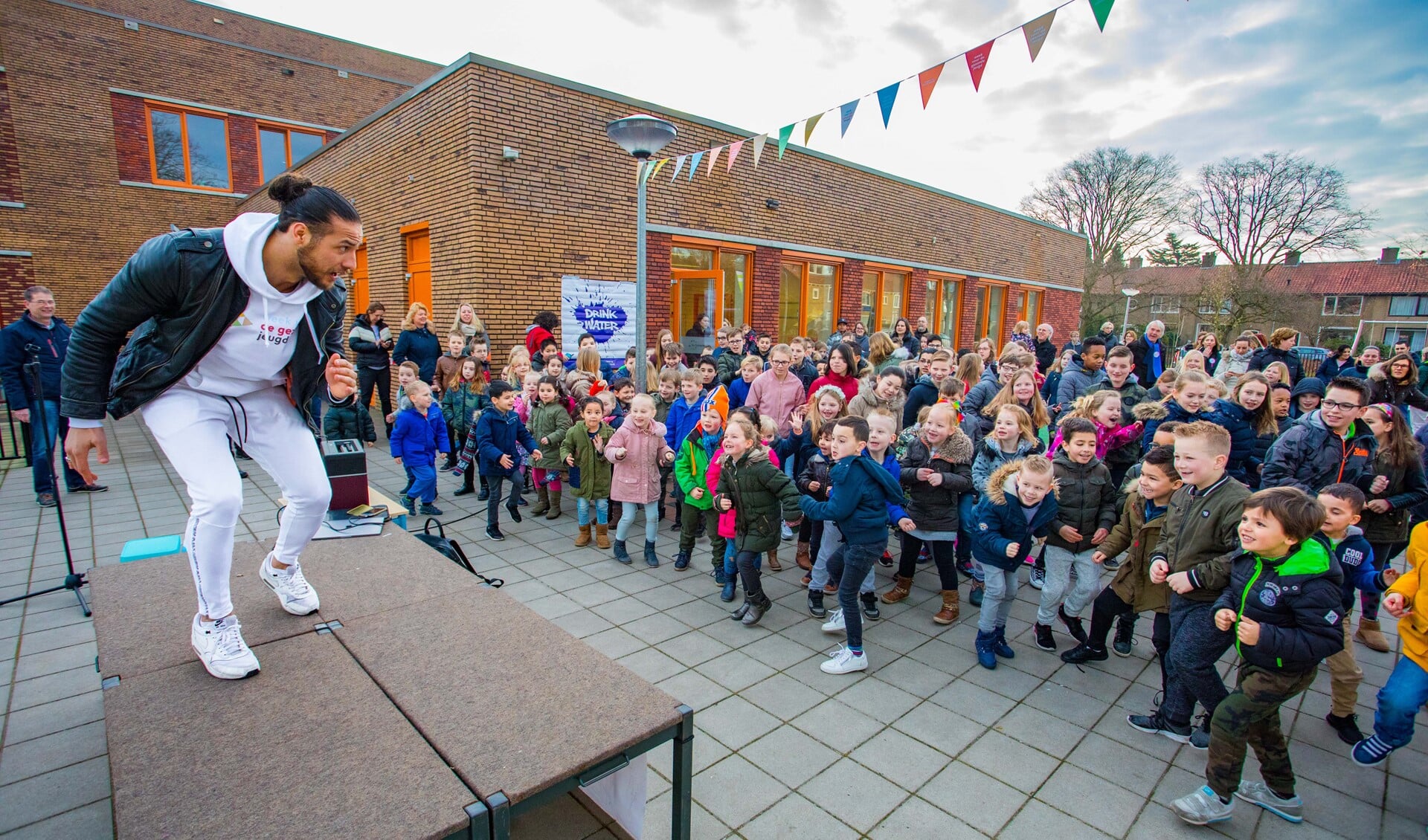 Juvat, hier bij de Da Costaschool in Hilversum, komt de gezamenlijke warming-up doen!