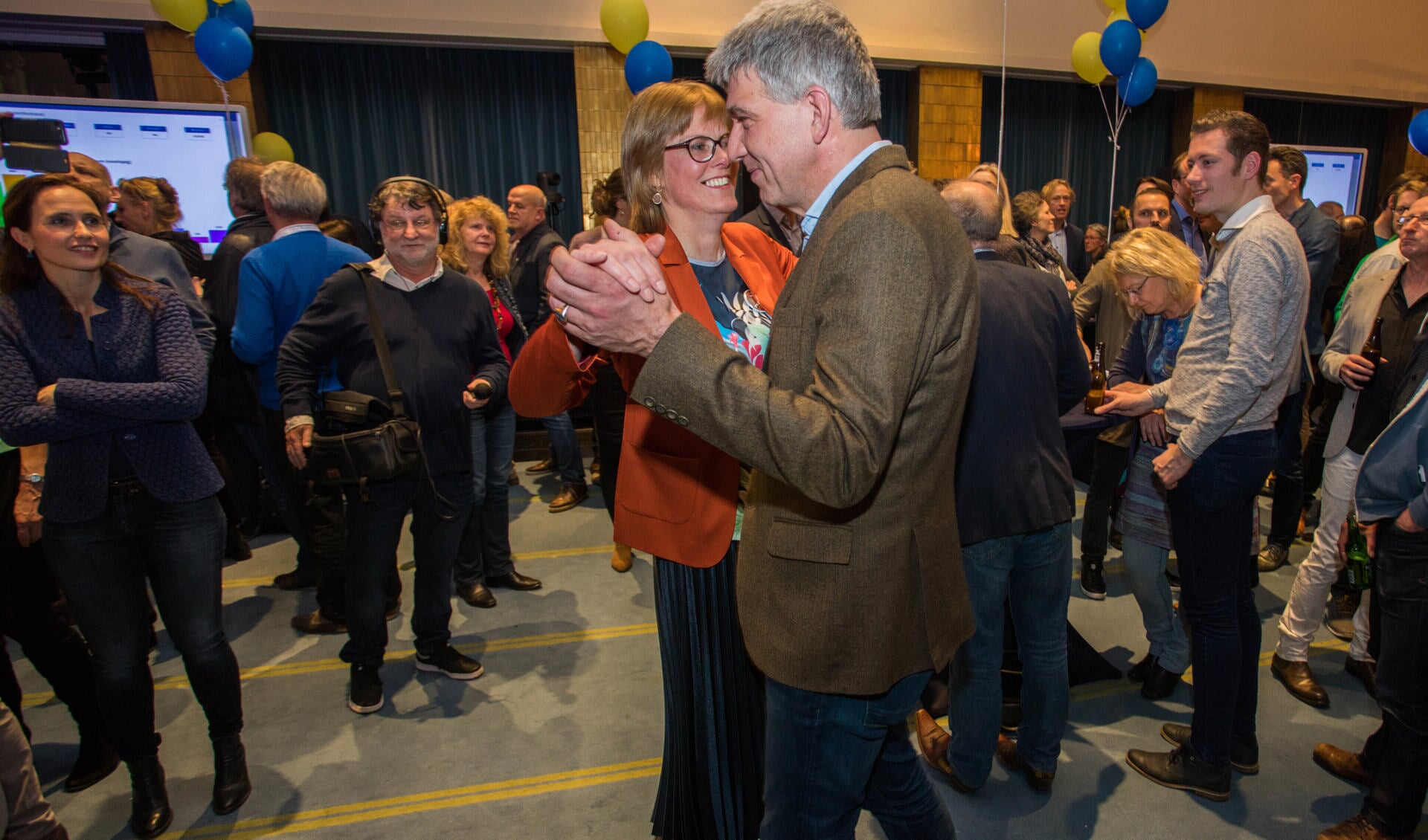 De twee grootste partijen in Hilversum zijn Hart voor Hilversum en D66. Lijsttrekkers Karin Walters en Wimar Jaeger dansen samen in de Burgerzaal. 