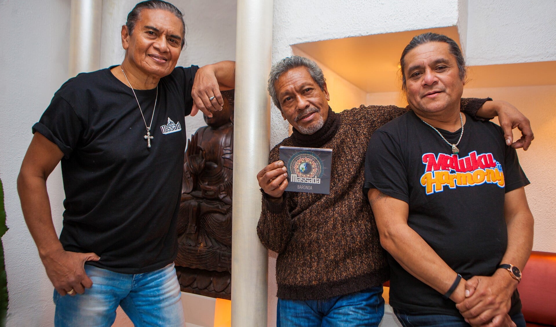 Johnny Manuhutu, Jan Jermais en Jopie Manuhutu, de bandleden uit Huizen van Massada met hun speciale cd 'Baronda' voor hun 40-jarig bestaan.