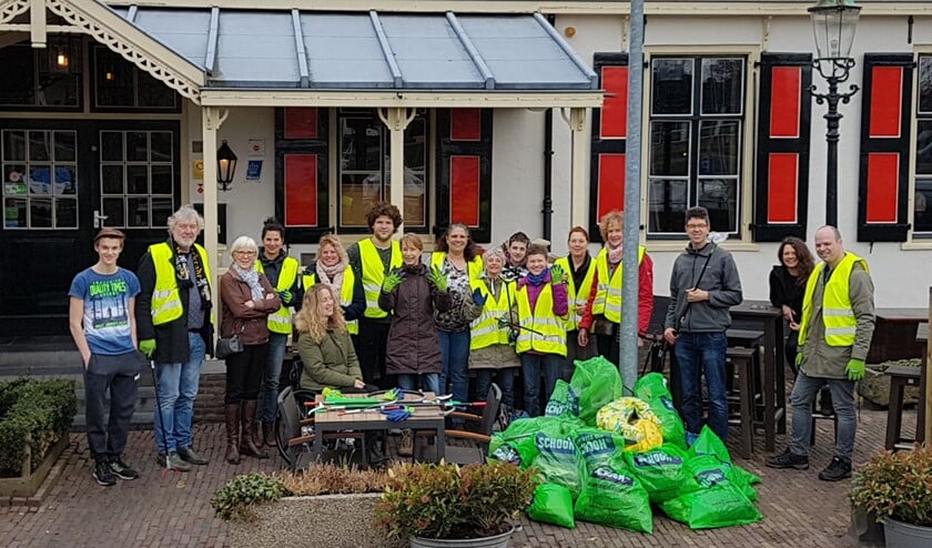 Dankzij de vrijwilligers, De Haven van Huizen en de gemeente is weer veel zwerfvuil opgehaald.