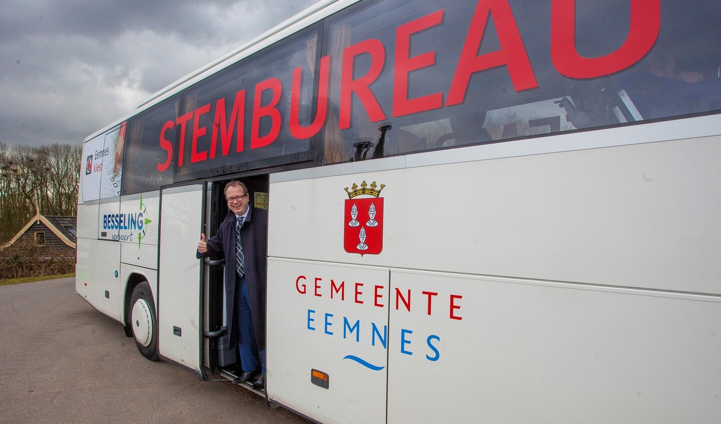 Burgemeester Roland van Benthem bracht zijn stem uit in de stembureau-bus die voor het eerst rijdt. 