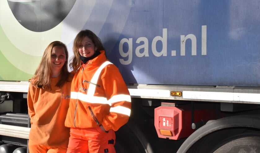 Stefanie en Samantha zijn net terug van hun dienst.