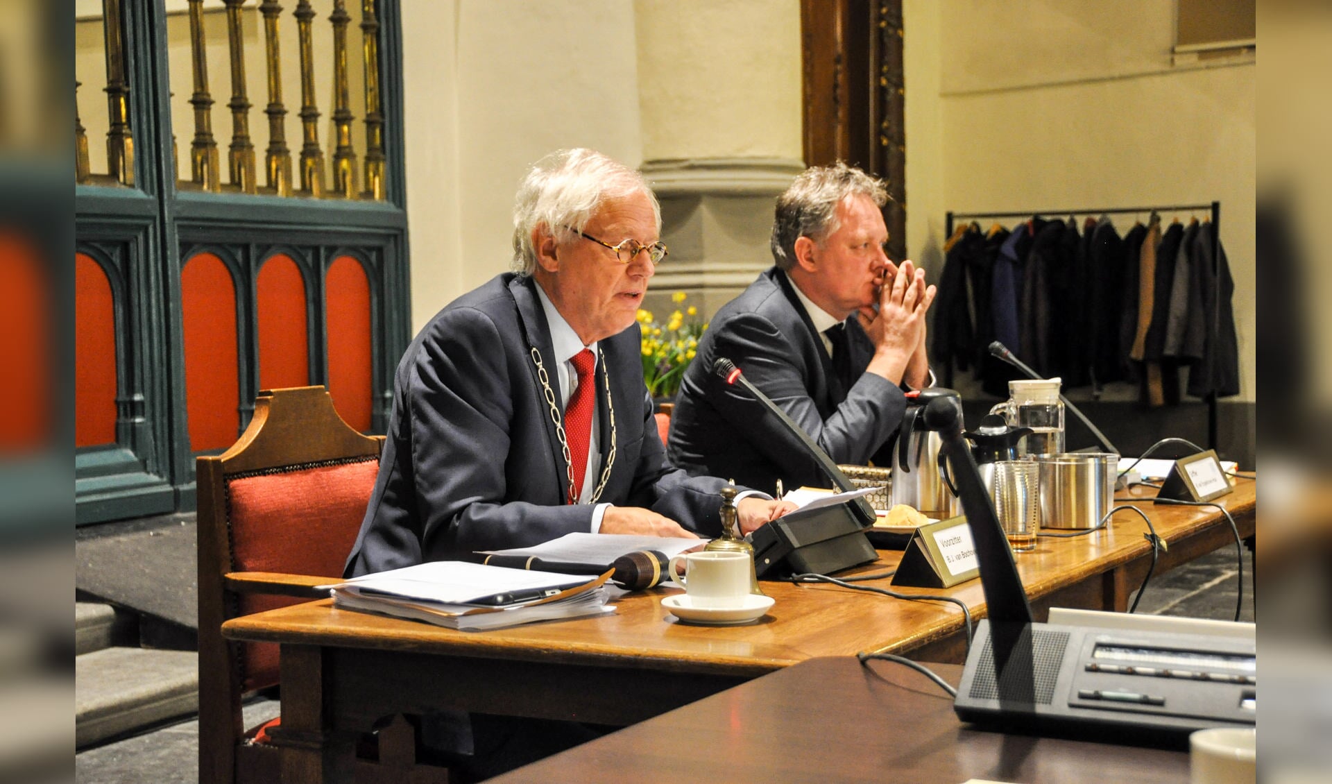Burgemeester Van Bochove roept de inwoners van Weesp op nu weer gezamenlijk op te trekken.