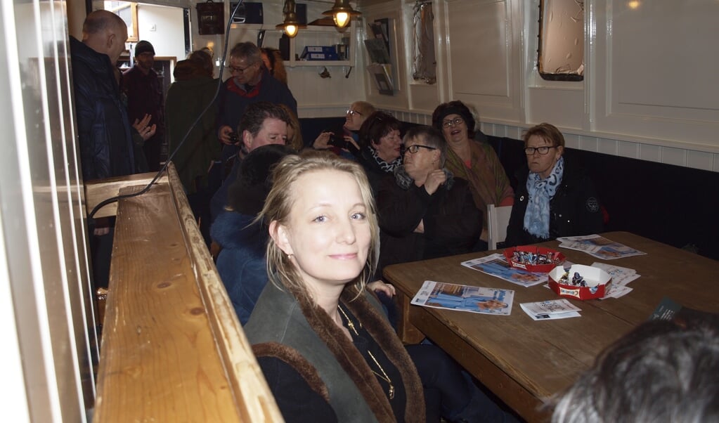  Samen met maakster Sylvia Bromet genoten bezoekers aan boord van de Frans Horjus van de film 'Telkens Weer'. 