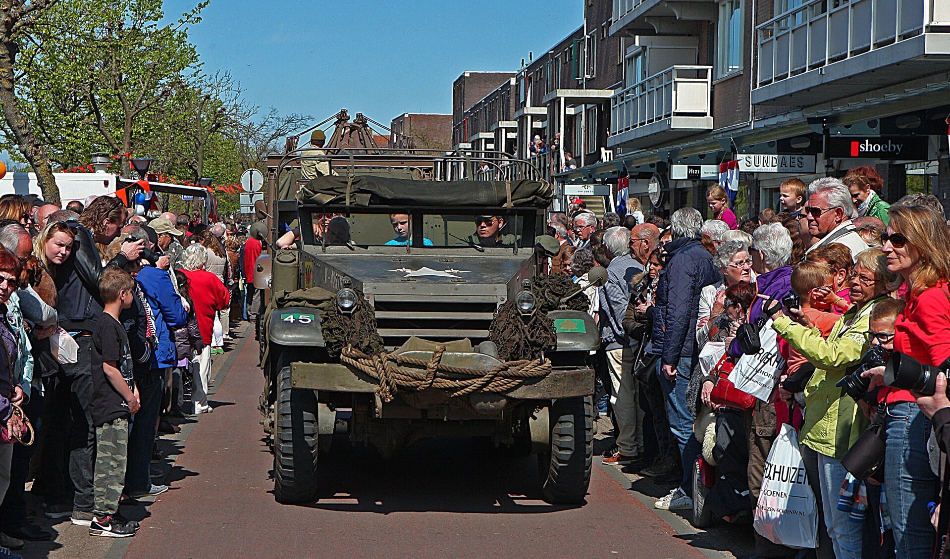 In 2015 was het bezoek van de oude legervoertuigen aan winkelcentrum Oostermeent een groot succes.