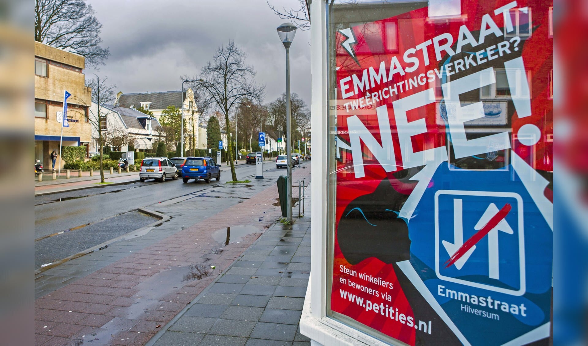 De Nee-posters komen weer tevoorschijn op de Emmastraat.