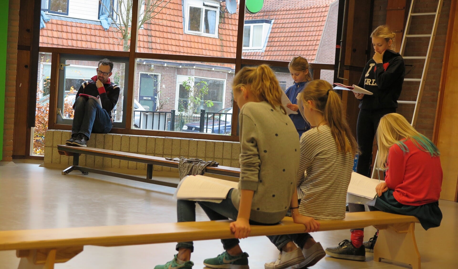 Zaterdag repeteerden de toneelspelers onder leiding van Thomas Boerma (linksachter) nog in de Paulusschool.                              