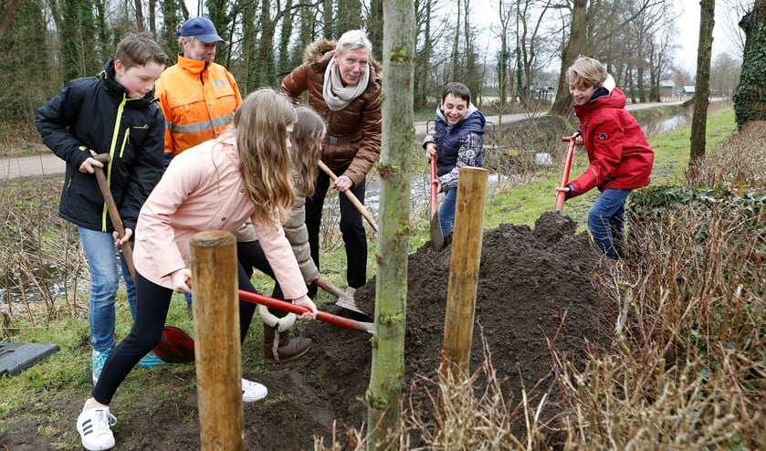 Wethouder Liesbeth Boersen met de kinderen van groep 7 KBS Bernardus, terzijde gestaan door Thomas Wiegers, medewerker buitendienst.