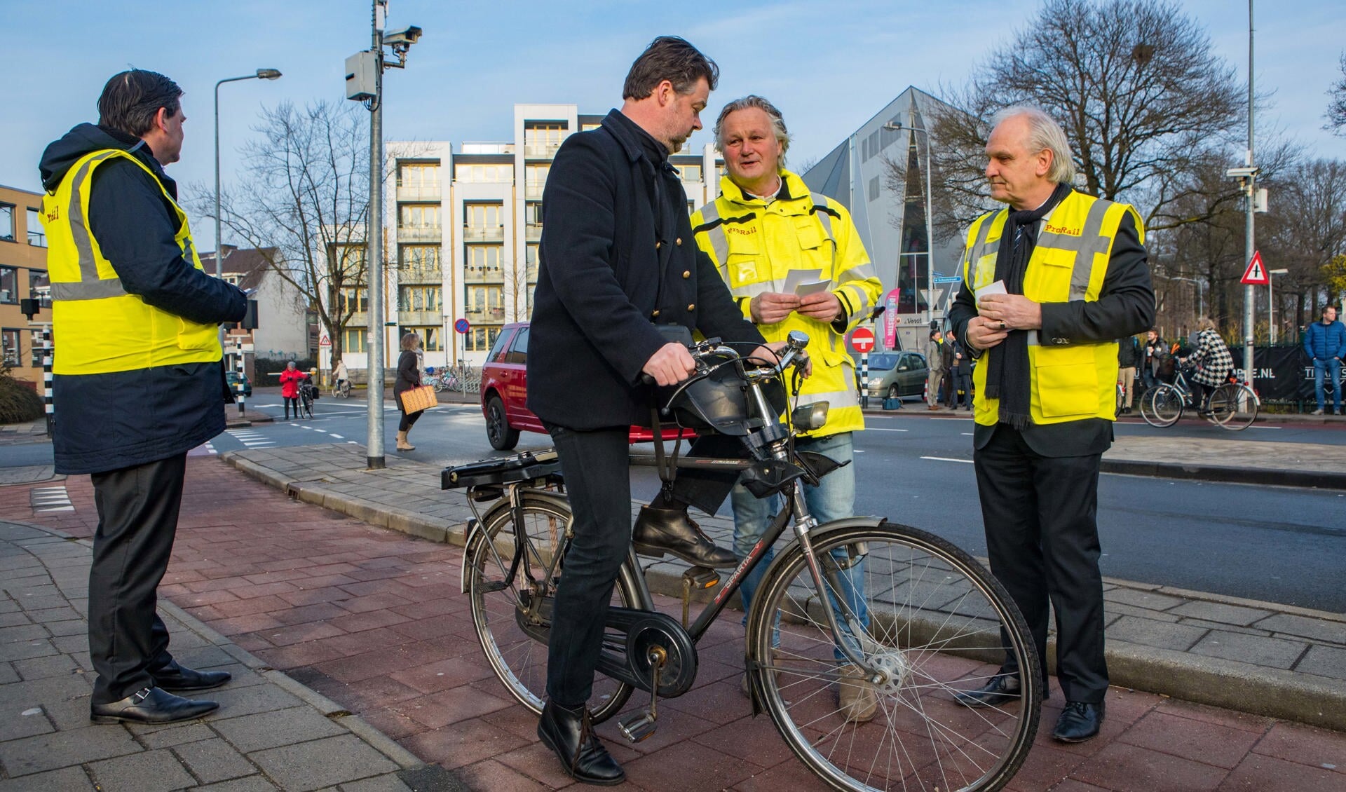 Burgemeester Broertjes van Hilversum en Pier Eringa van ProRail deelden flyers uit. 