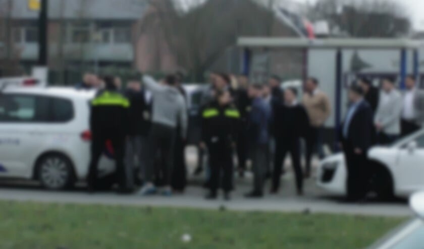 Veel mensen bemoeiden zich met het werk van de politie.