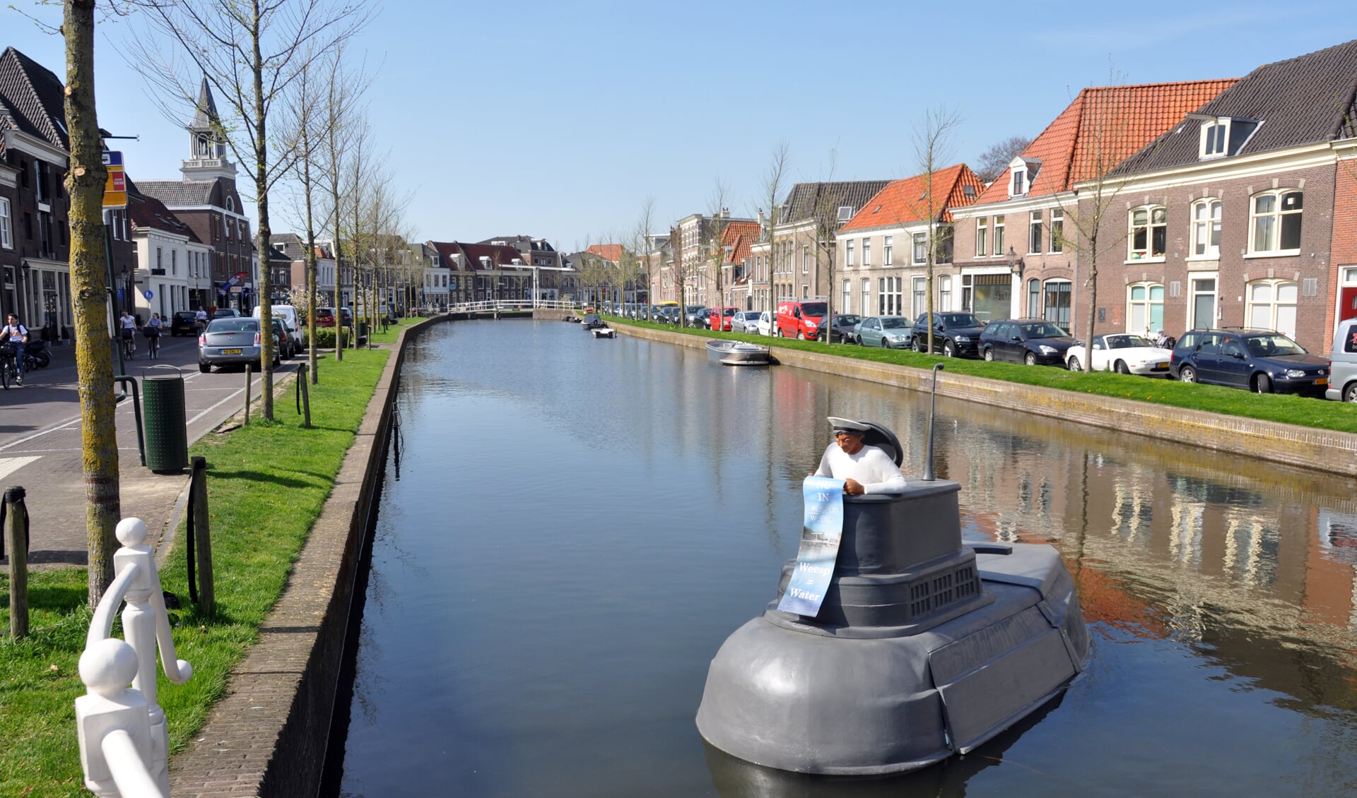 De duikboot is tijdelijke reclame voor de expositie in het Museum Weesp over onze stad aan het water. Op de achtergrond de bootjes aan de kade waar nu discussie over is.