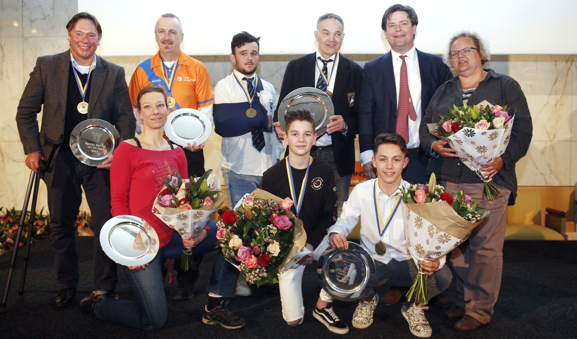 De winnaars samen met wethouder Floris Voorink van sport. 