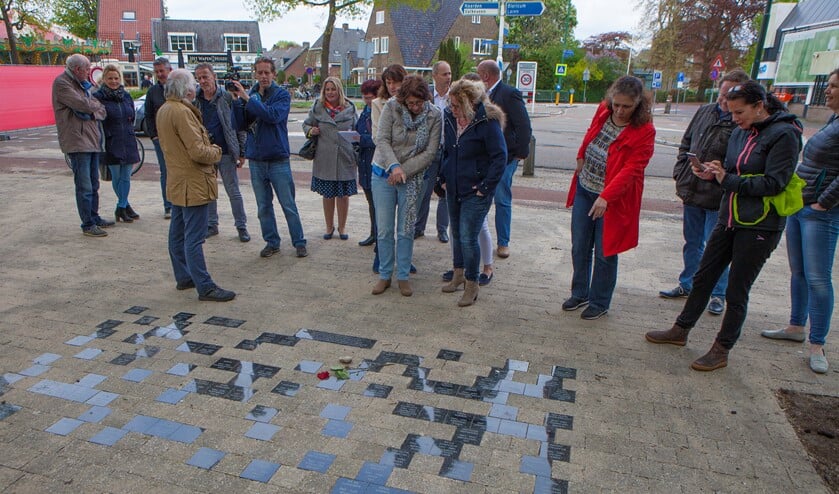 Wethouder Gerrit Pas vertelt hoe de vernieuwing tot stand is gekomen. Alle namen staan nu op tegels die voor het monument liggen.