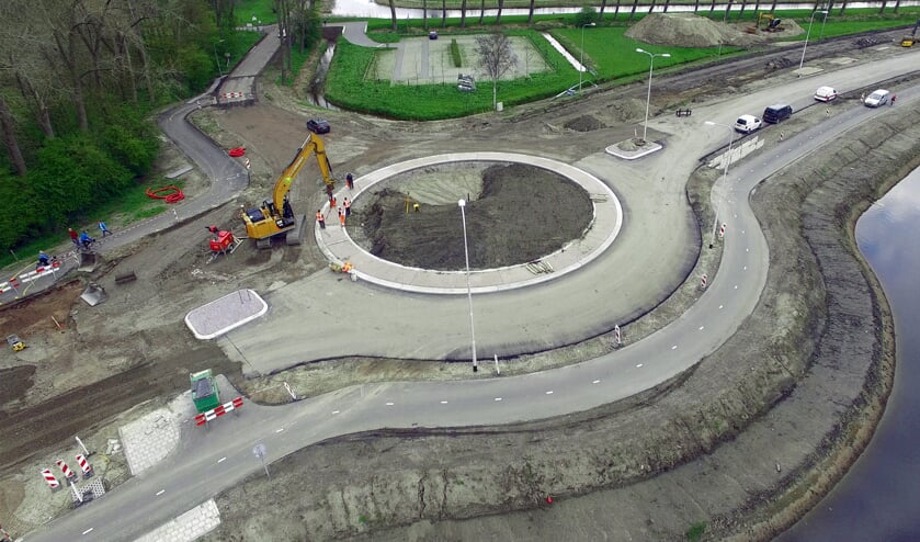 De nieuwe rotonde bij Uitermeer: het fietspad is al klaar.