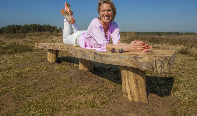 Didi op haar bankje op de heide.