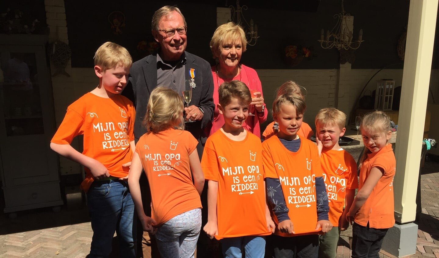 'Mijn opa is een ridder' stond op de T-shirt van de kleinkinderen van Nora en Timo Smit.