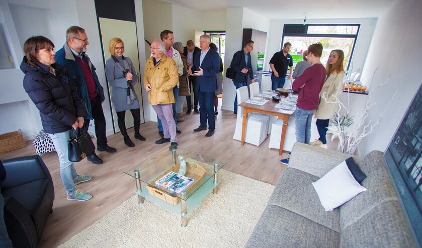 Wethouder Gerrit Pas opende het huis met alleen spullen uit de kringloopwinkel woensdag officieel.