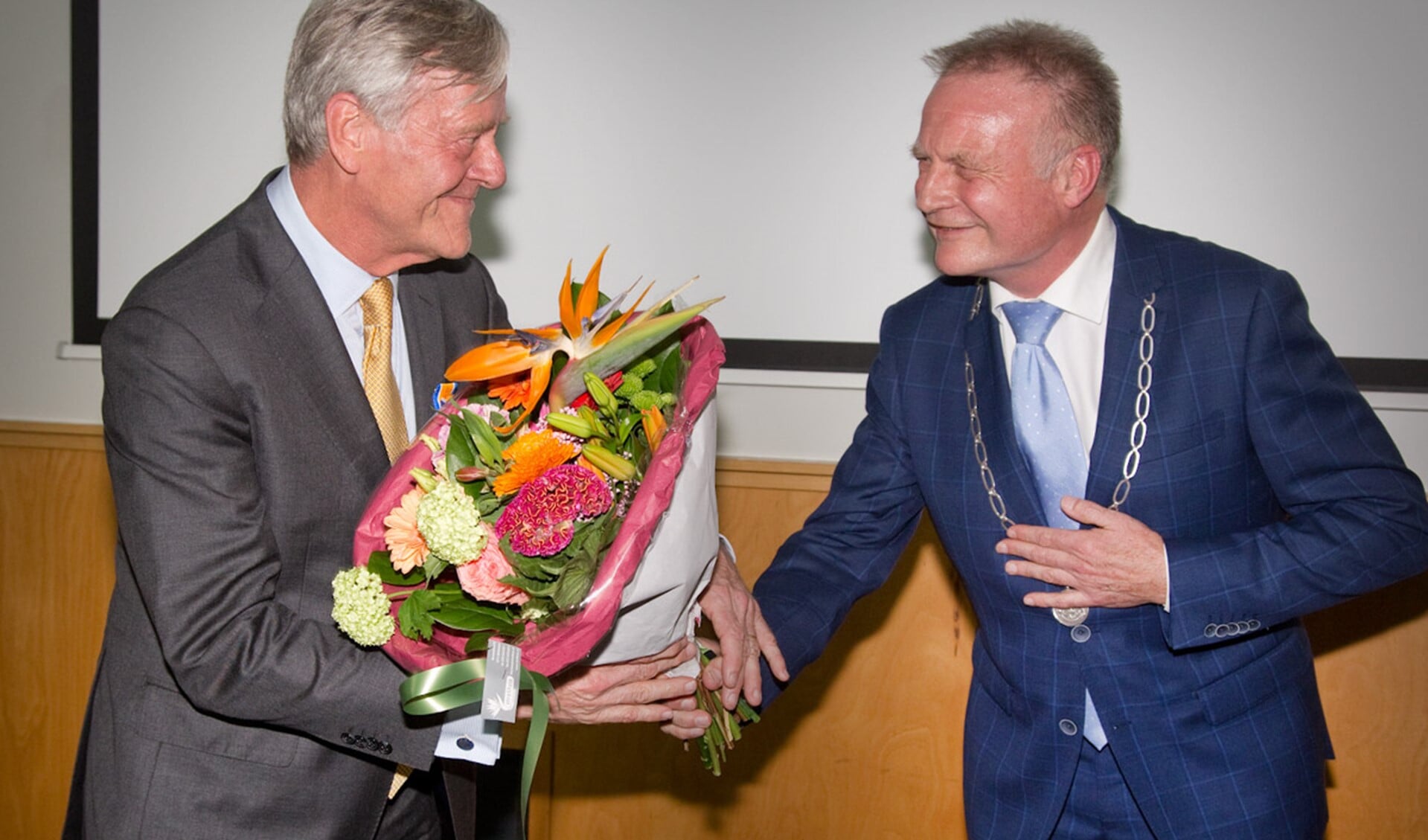 Paul Verbeek kreeg ook nog bloemen van burgemeester Sicko Heldoorn.