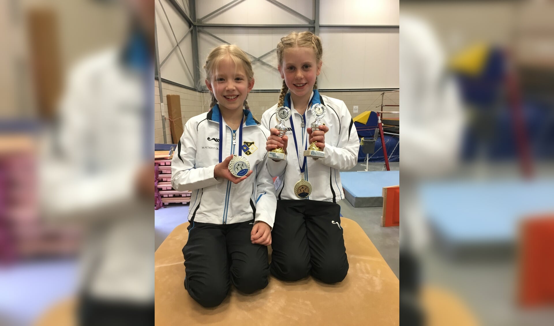 Merel Dirksen (l) met zilver, rechts Lies Attema eerste allround, eerste op brug en eerste op balk.