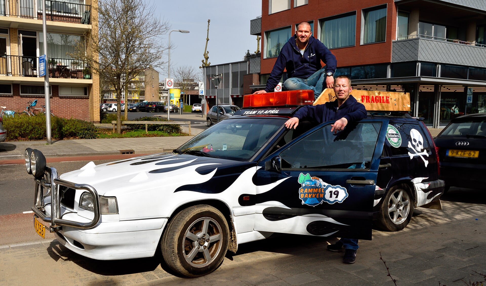 Danny Kok en Arjan Driessen hebben de auto flink 'opgepimpt'.