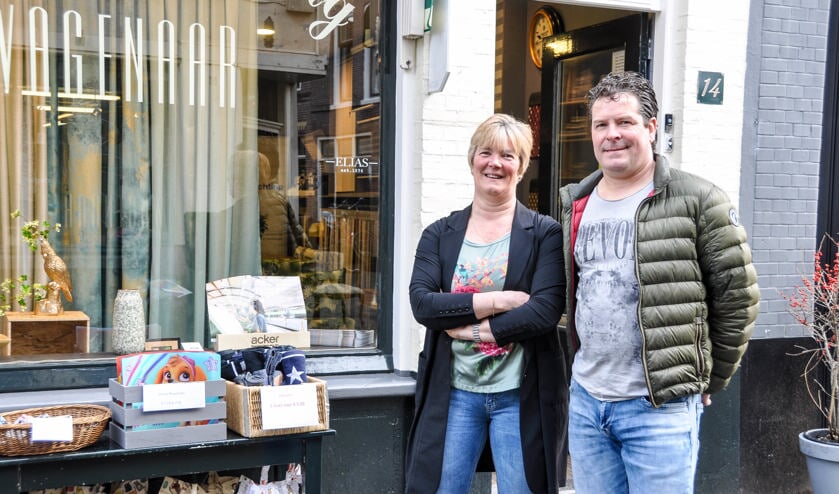 Lieke en Frank Wagenaar voor hun winkel.