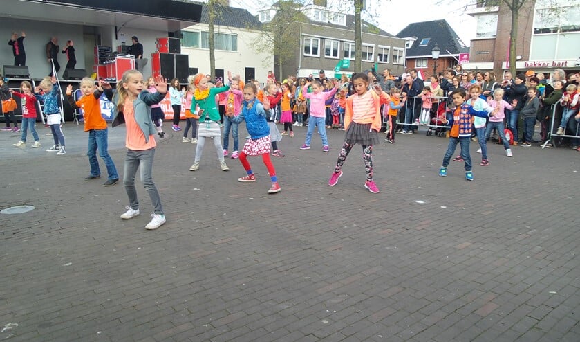 Op het Oude Raadhuisplein vinden diverse optredens plaats.