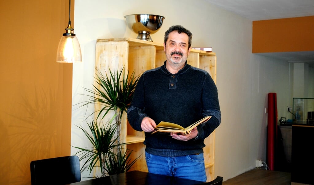 Adriano Norci met een receptenboek dat hij van zijn vader kreeg. 