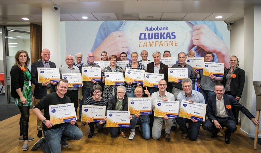 Vertegenwoordigers van de verenigingen met de cheque die ze ontvangen hebben.
