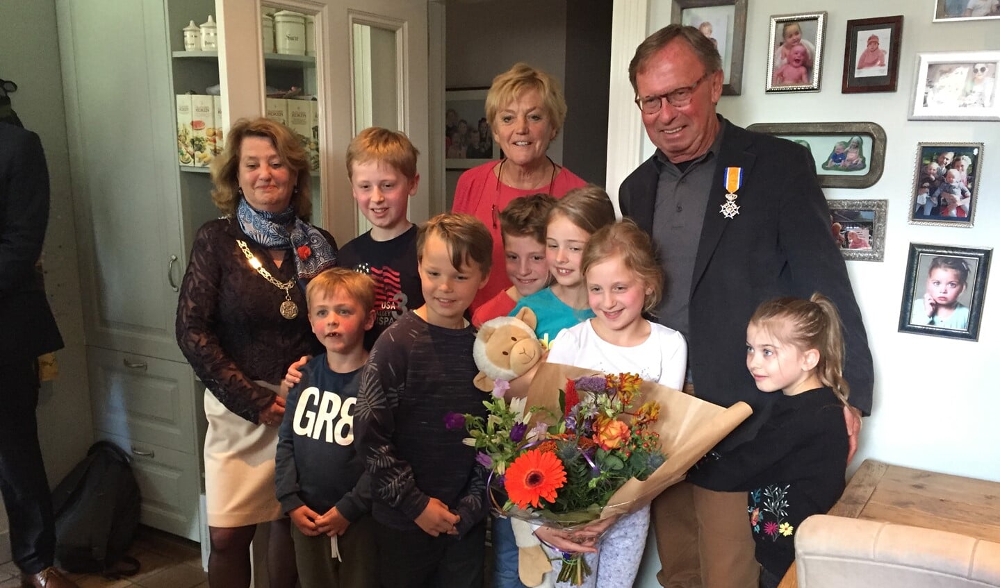 Timo met zijn vrouw, burgemeester Rinske Kruisinga en zijn kleinkinderen.