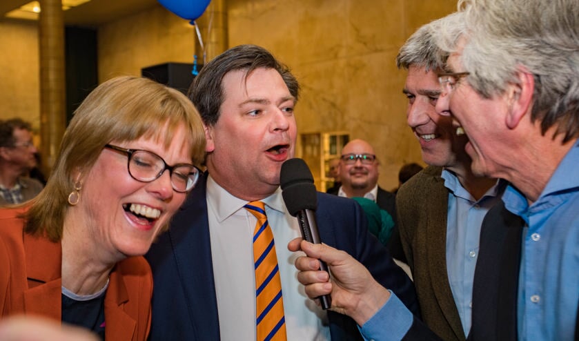 Karin Walters van Hart voor Hilversum, Floris Voorink van de VVD en Wimar Jaeger van D66 tijdens de verkiezingsavond. Zij zitten vanavond aan tafel, samen met GroenLinks.
