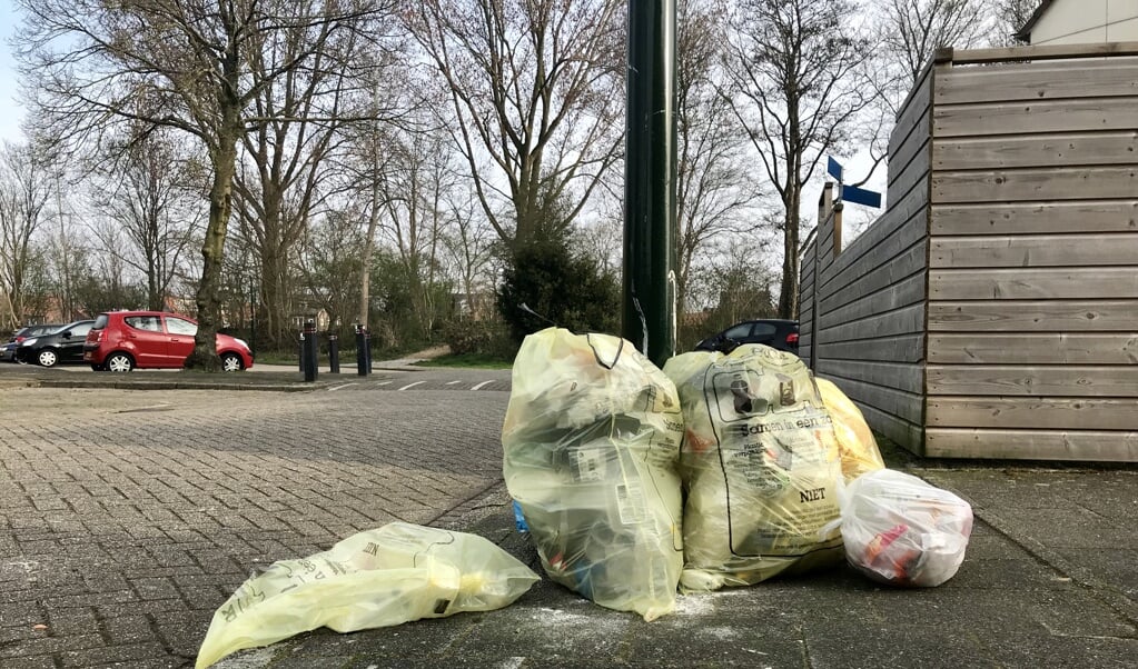 Het pmd-afval gaat nu nog in zakken. Er komt snel een container voor. 