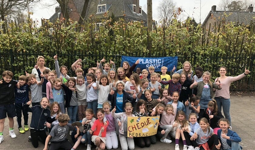 De groepen 6 met Petra Olgers (in het midden met blauw shirt) en de cheque.