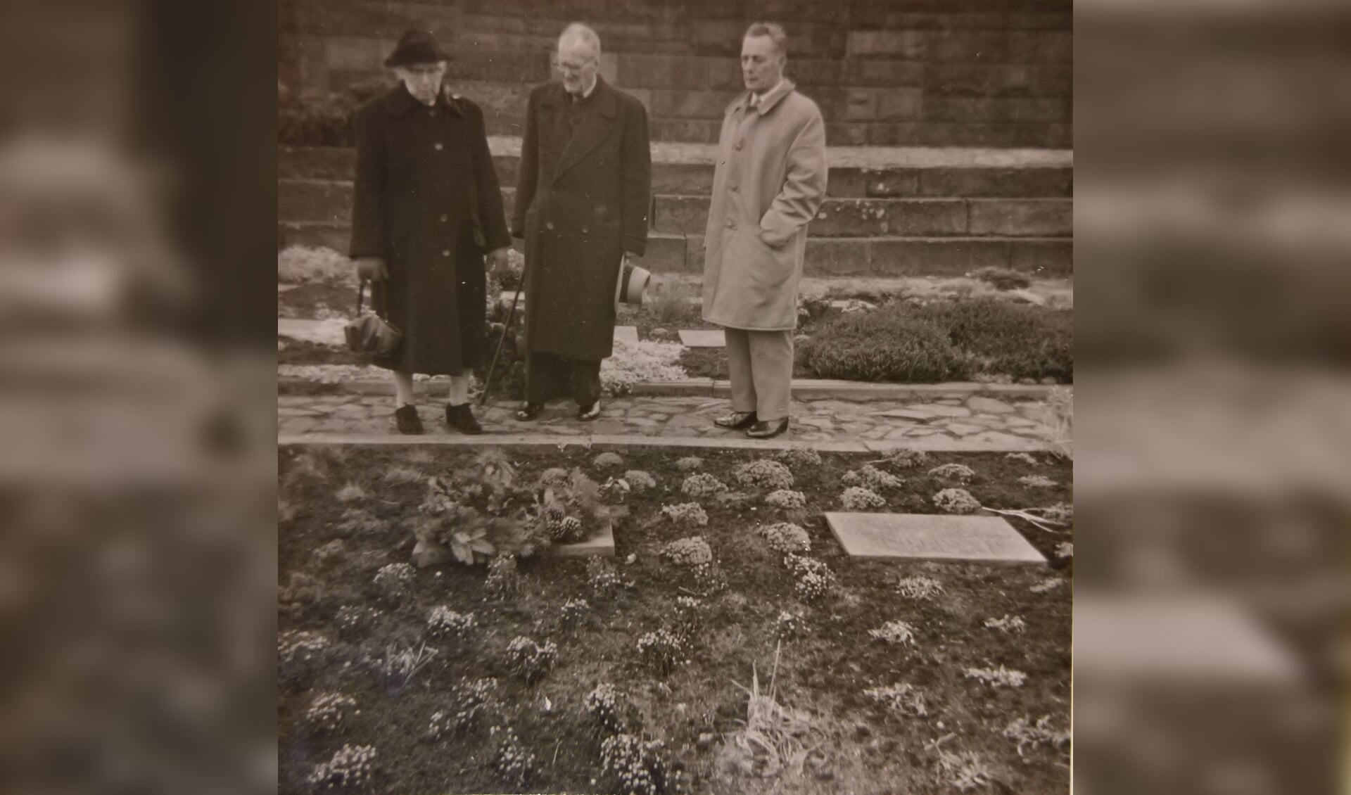 De ouders van Ab Bakker bij het graf van hun zoon in Bloemendaal.