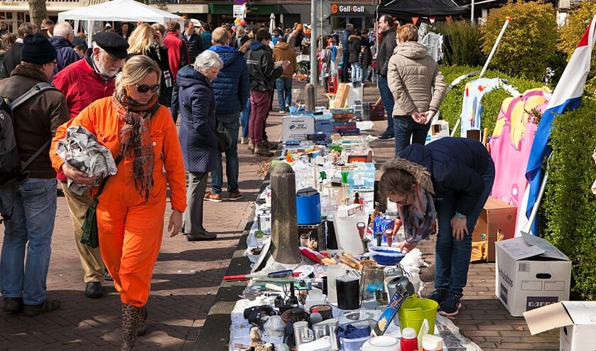 Snuffelen op de rommelmarkt.