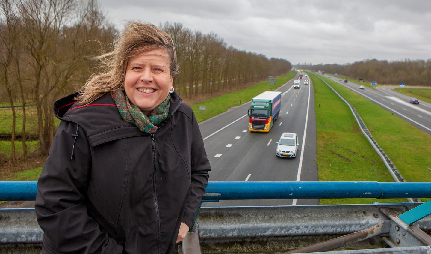 Ellen Mendelts op het viaduct over de A27 bij Huizen en Blaricum. Hier zou wat haar betreft een lightrail of trein langs moeten komen.