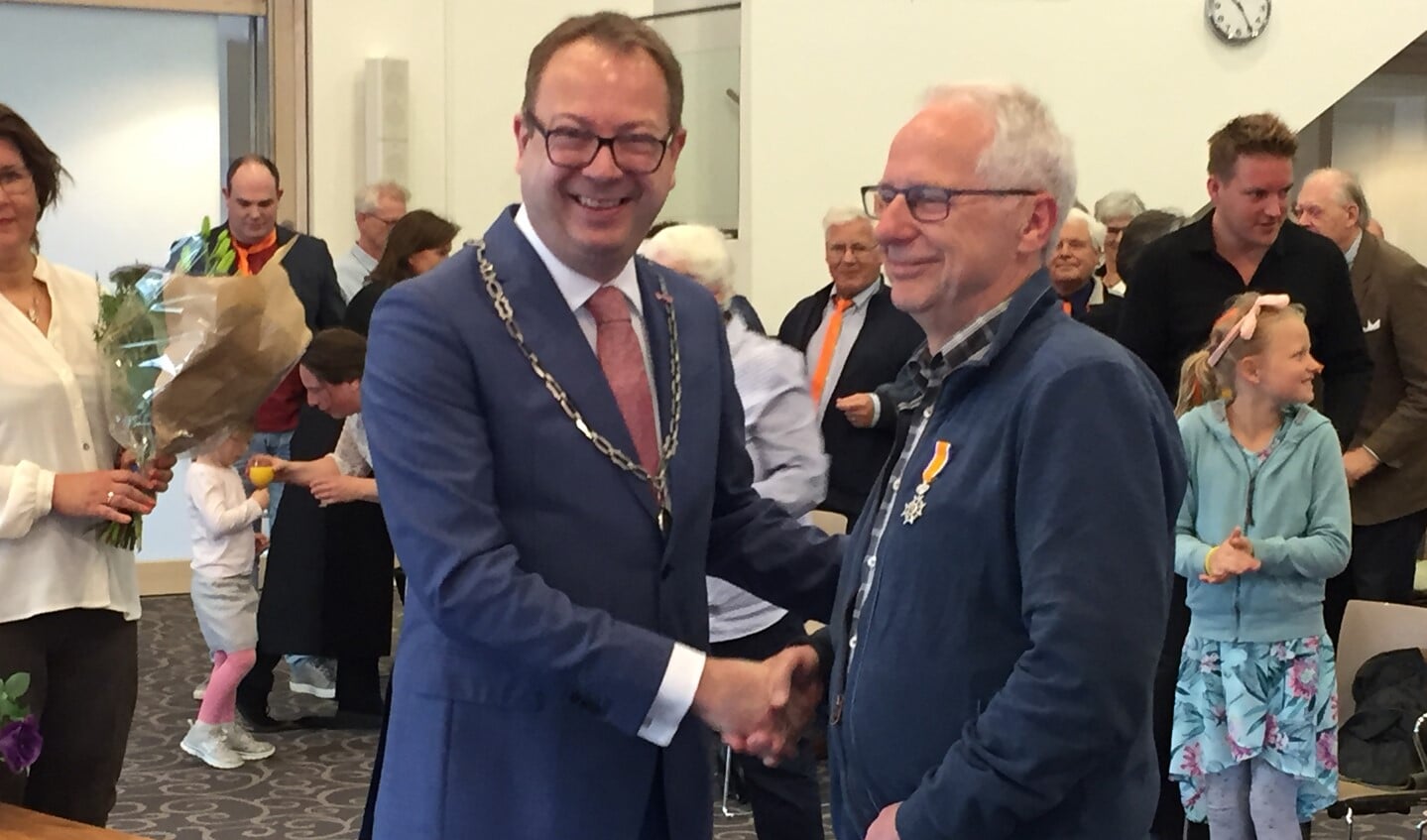 Burgemeester Roland van Benthem feliciteert Jos Willink.