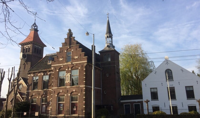 De pastorie en naastgelegen Sint Petrus' Bandenkerk en Schuilkerk de Hoop zijn rijksmonumenten.